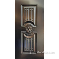 装飾的な金属ドアの皮